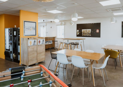 Découvrez un espace de travail moderne conçu pour le bien-être et la productivité avec la cafétaria dans l'entreprise AIS elec