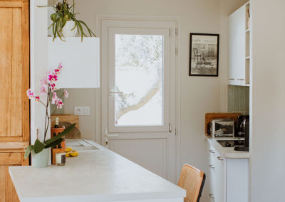 Maya La rochelle - Cuisine moderne sur mesure avec îlot central réalisée par architecte d’intérieur