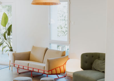 espace détente chez Ais Elec La Rochelle réalisé par Maya architecte d'intérieur Fouras