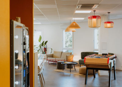 Éclairage architectural pour espace détente chez Ais Elec La Rochelle réalisé par Maya architecte d'intérieur Fouras