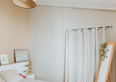 Chambre parentale élégante avec décoration minimaliste et rangements intégrés pensée par Maya archi deco La Rochelle