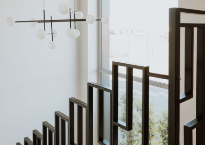 Découvrez un espace de travail moderne conçu pour le bien-être et la productivité avec escalier sur mesure dans l'entreprise AIS elec