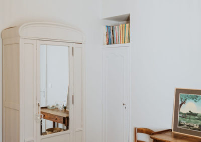 Découvrez une chambre parentale élégante avec décoration minimaliste et rangements intégrés