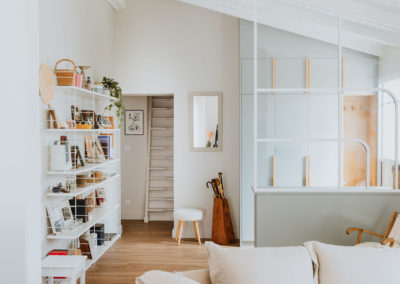Salon moderne rénové par architecte d’intérieur avec mobilier sur mesure et lumière naturelle réalisé par Maya Rochefort