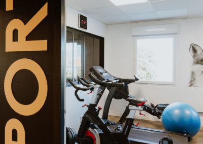 Découvrez un espace de travail moderne conçu pour le bien-être et la productivité avec la salle de sport dans l'entreprise AIS elec