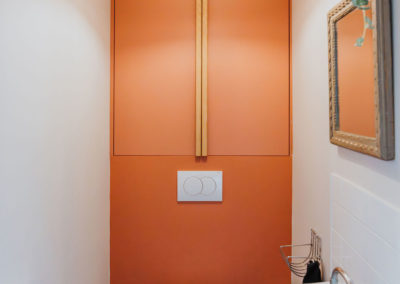 Aménagement WC moderne avec optimisation de l’espace et rangements intégrés